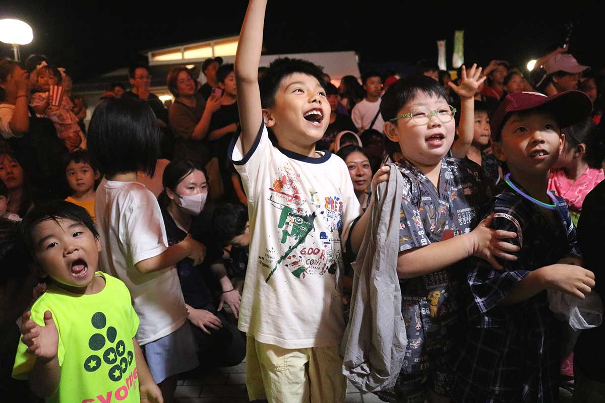 餅まきを前に気合十分の子どもたち。「いっぱいとるぞー!」
