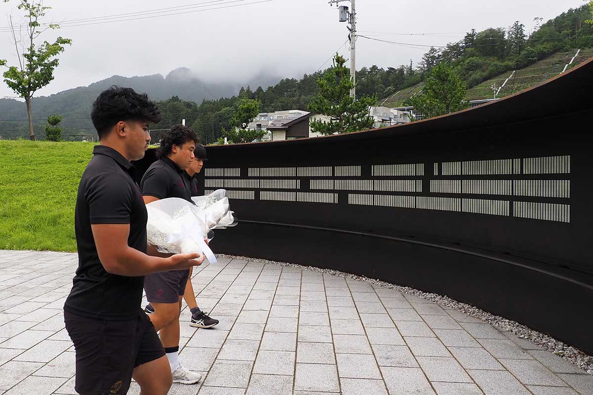 釜石祈りのパークで献花する早大ラグビー部の選手たち＝7月28日