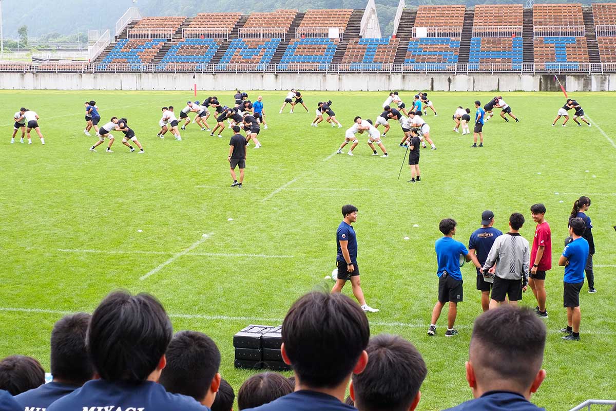 釜石鵜住居復興スタジアムで練習する早大ラグビー部の選手ら＝7月30日