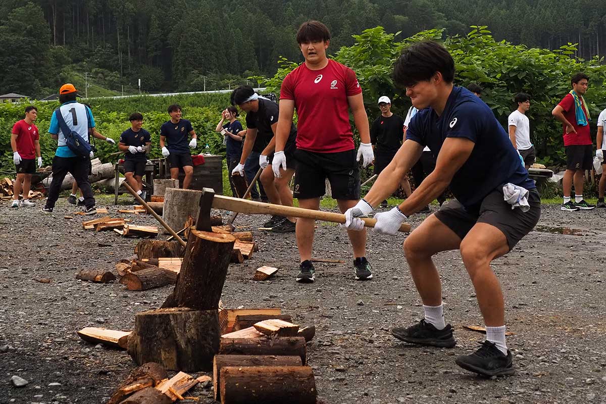 まき割りにも挑戦。神経を集中させ、おのを振り下ろす