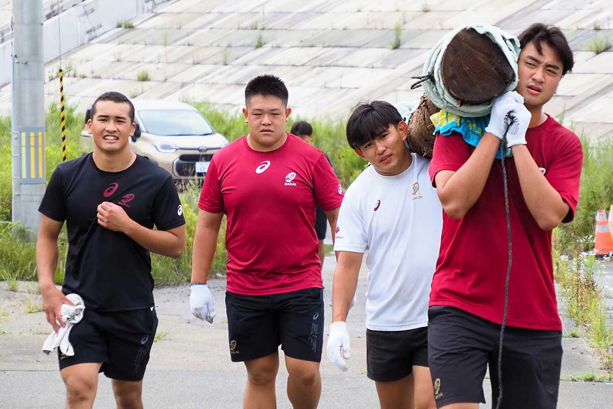 「プレーで岩手に元気を」と釜石合宿に臨んだ佐々木豪正さん（左から3人目）