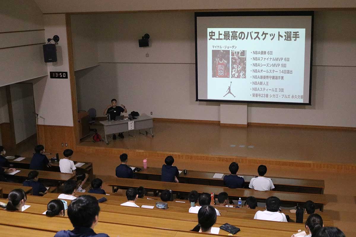 特別授業は講話と実技の2本立て。講話は3年生と1、2年バスケ部員が聴講