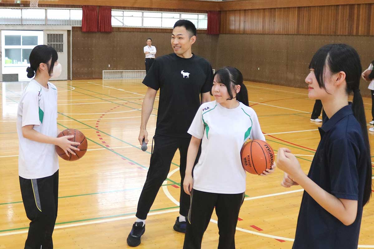 体育館で行われた実技の授業。ボールを使った各種メニューを体験した