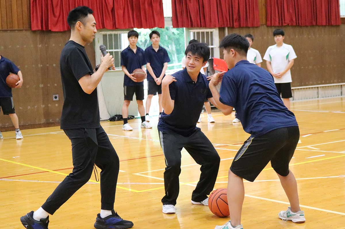 ボールを挟んでペアで向き合い、指示通りに動く。最後の合図でボールをゲットしたほうが勝ち