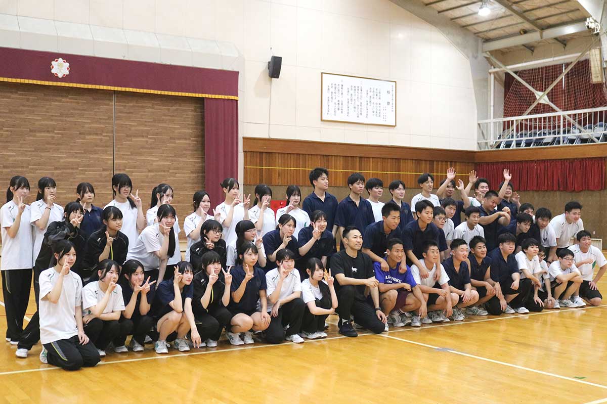 楽しい授業を思い出に高橋さんと記念撮影する3年生