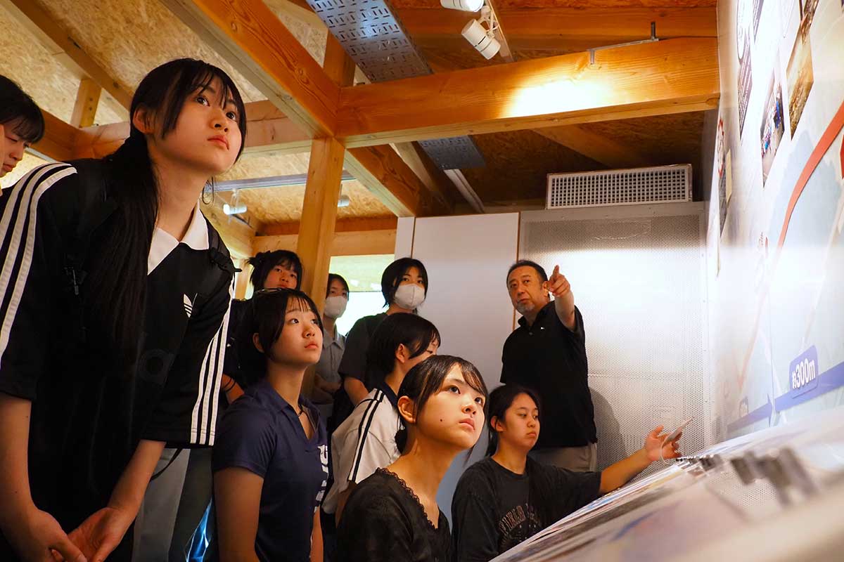 いのちをつなぐ未来館でガイドの説明を聞く文京学院大女子中の生徒たち