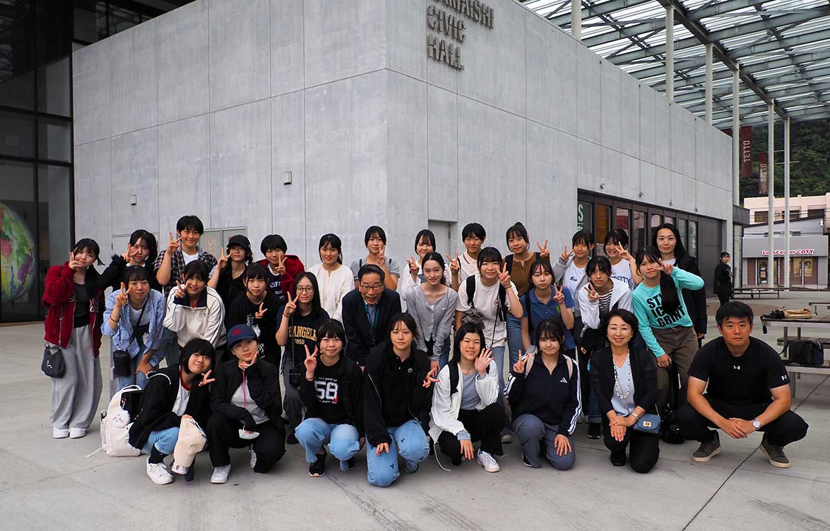 記念にパチリ!修学旅行で釜石にやってきた中学生