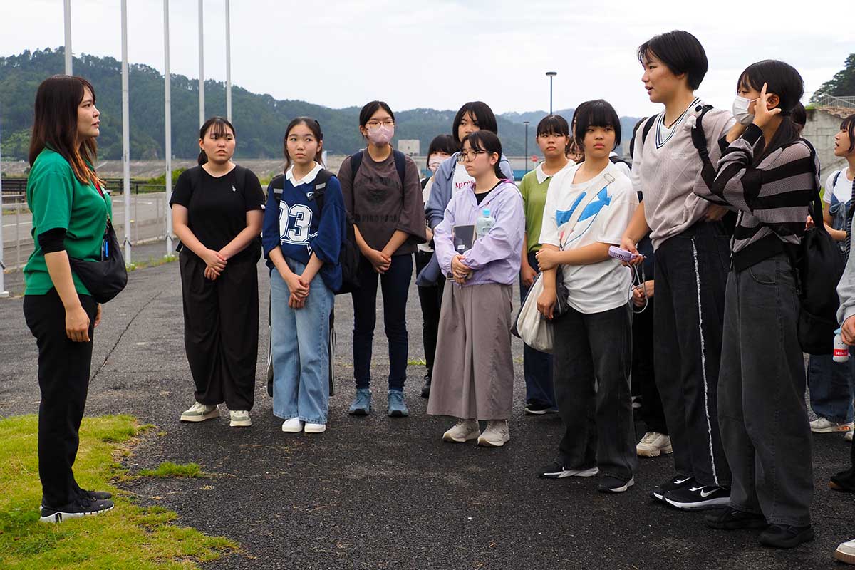 震災を経験した未来館スタッフ(左)の語りを受け止める生徒