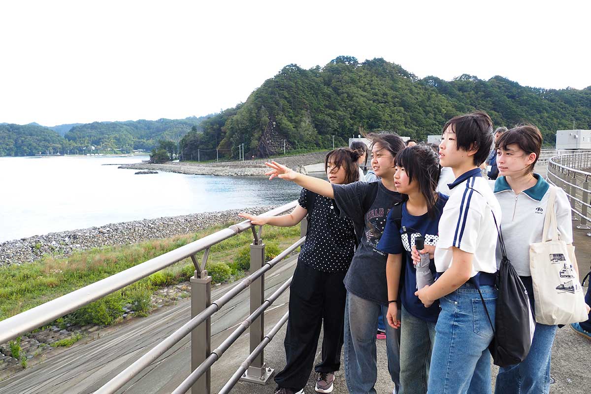 発見を共有⁉片岸海岸防潮堤から海を見つめる生徒たち
