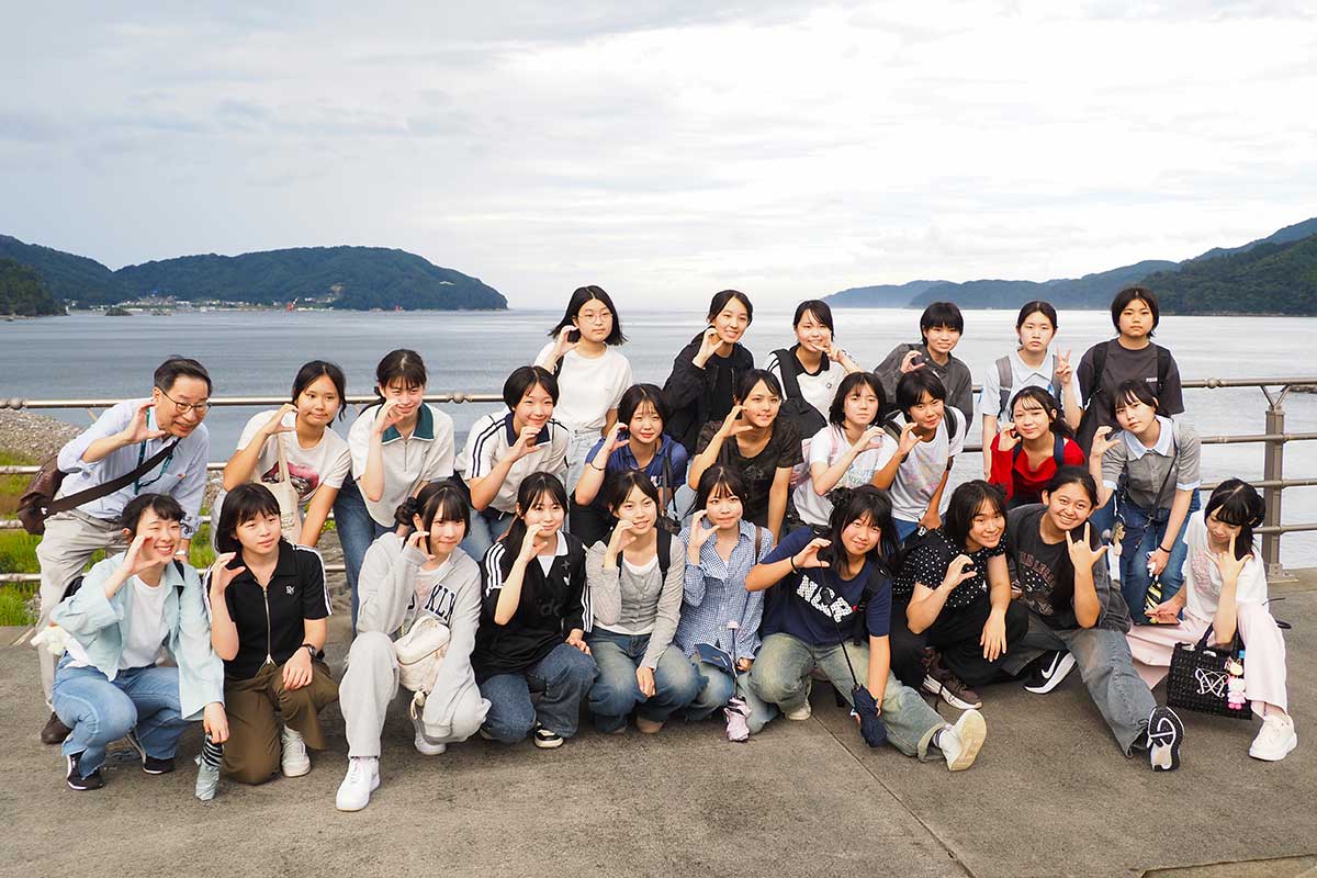 「か・ま・い・Cー」とポーズを決めて写真に納まる生徒たち
