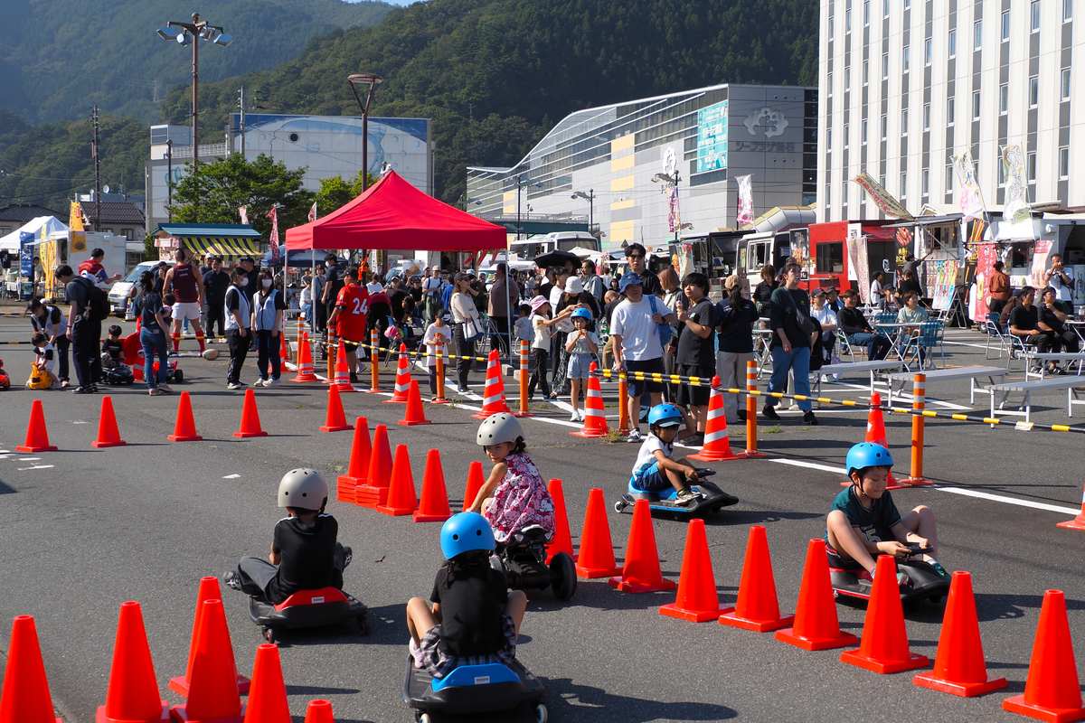 家族連れでにぎわう釜石駅前フェス。中央の建物がシープラザ釜石
