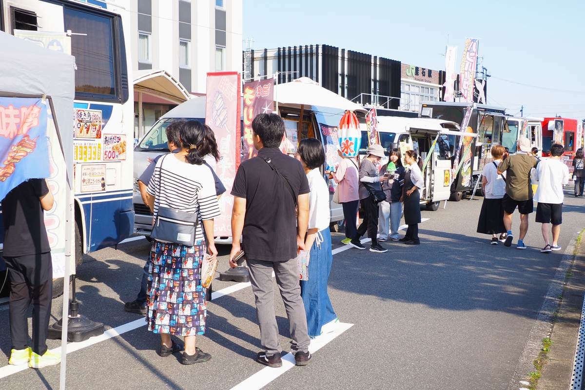 釜石駅前にずらりと並んだキッチンカーで買い物を楽しむ