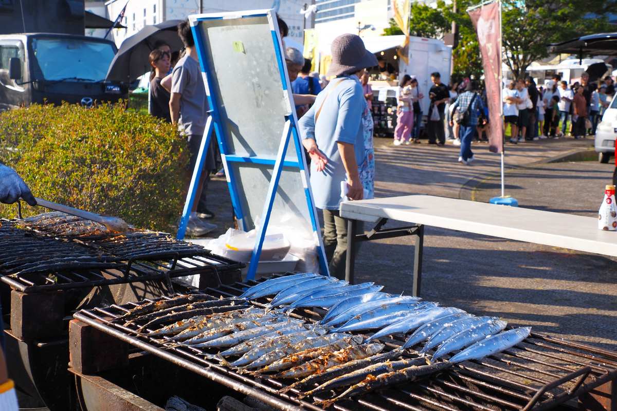 焼きサンマのお振る舞いには長い列が続いた