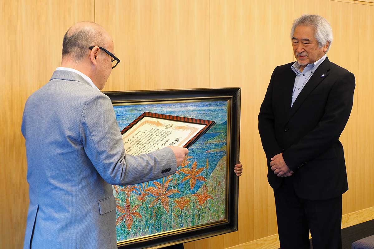 小野共市長から感謝状を贈られる石森さん(右)