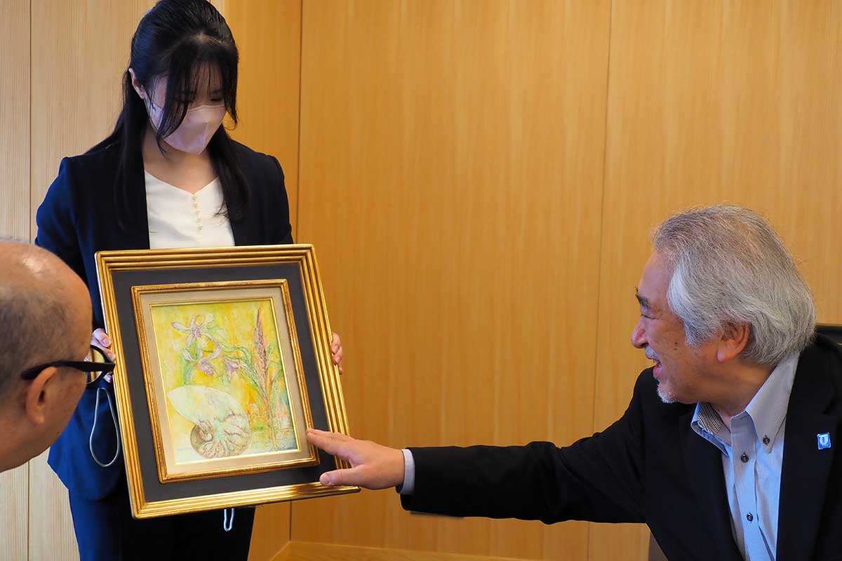 再会に感激⁉現庁舎に飾られている石森さんの作品
