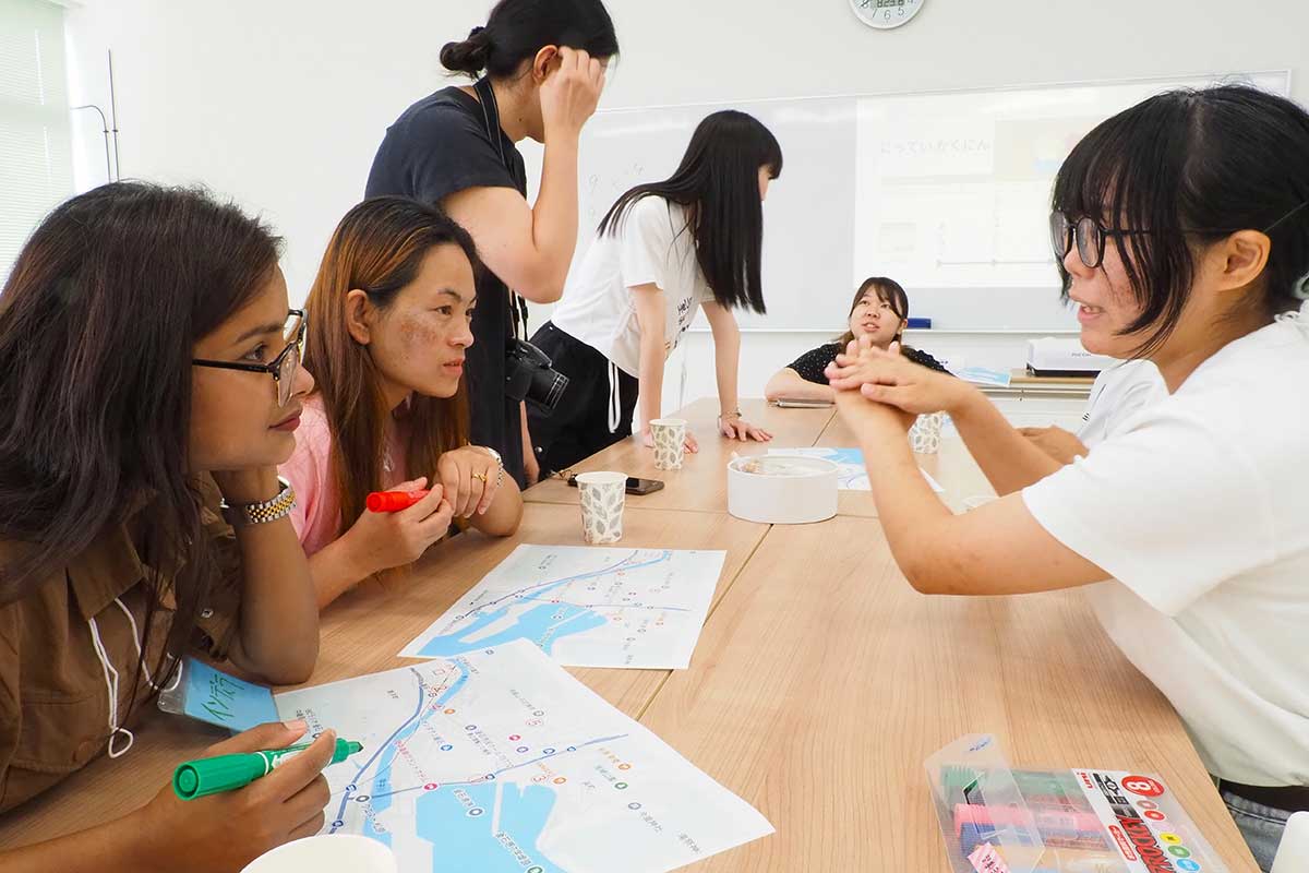 防災をテーマに交流する釜石市の高校生と留学生＝8月23日