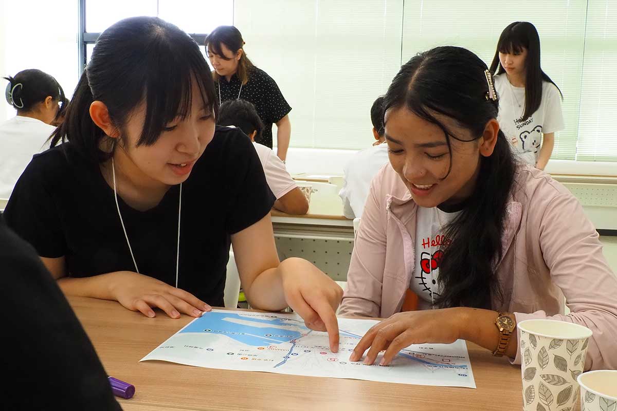 災害時の行動について意見を伝え合う高校生と留学生