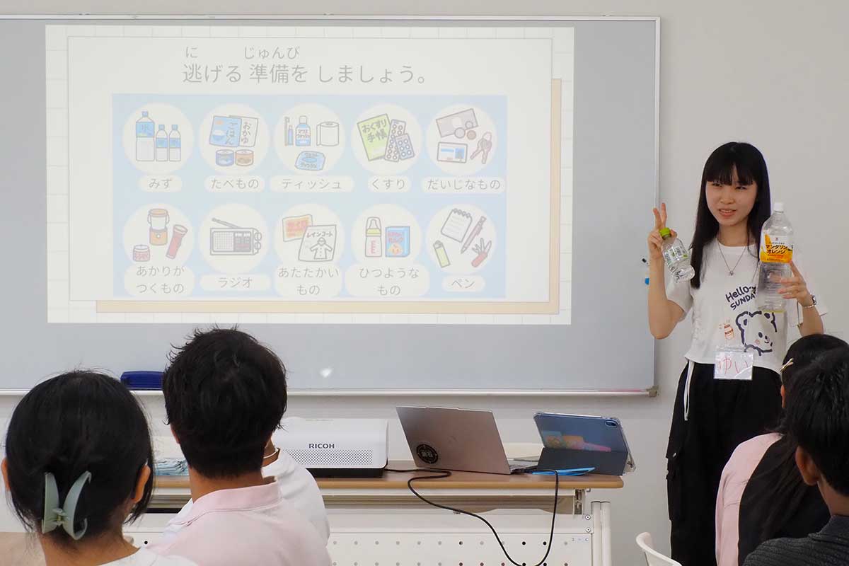防災に関する言葉や備えておくグッズを説明する佐々木悠衣さん