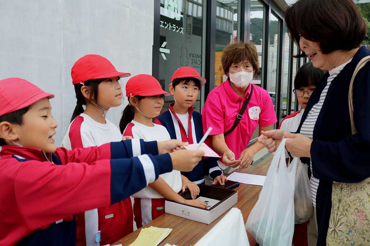 釜石小3年生が自分たちで栽培した野菜を販売する「釜小スマイルマルシェ」
