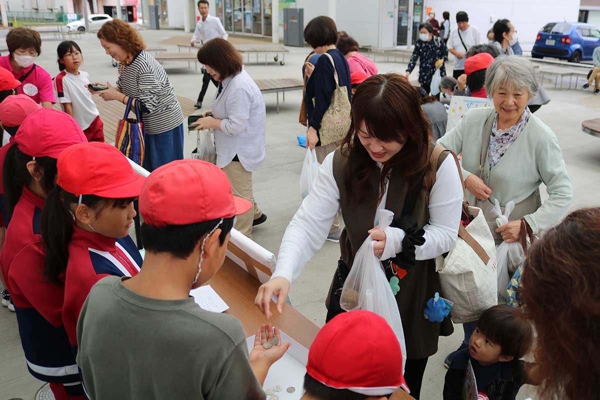 次々と訪れる買い物客の対応に児童らは大忙し