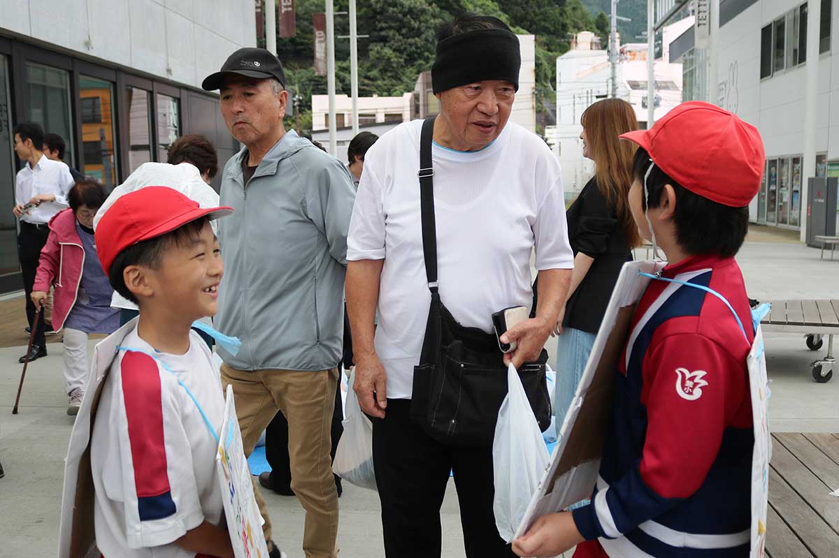お客さまとの交流も。マルシェは地域の人たちと触れ合える機会にもなった
