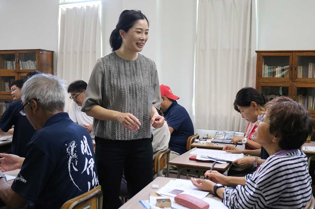 秋田大理工学研究科の福山繭子教授(中)を講師に招き、釜石鉱山について学んだ釜石観光ガイド会勉強会