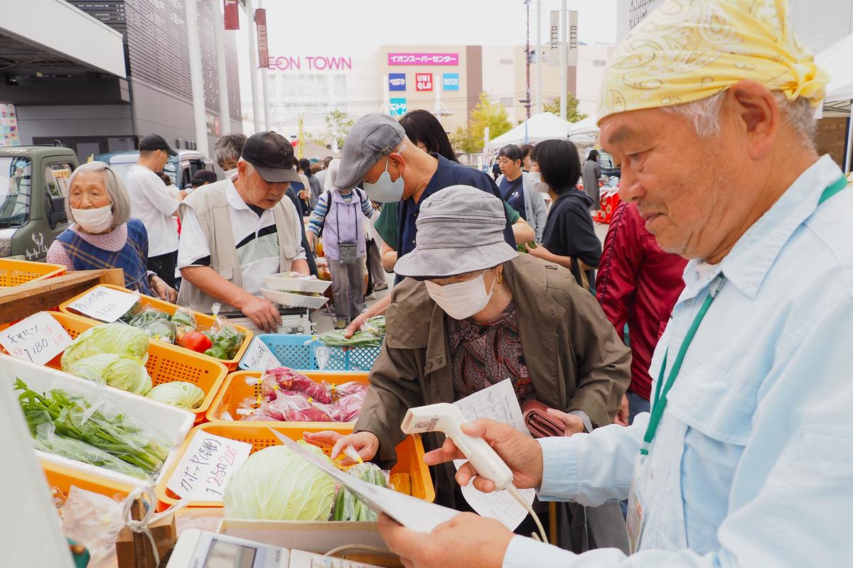 品定めをらくに!軽トラの荷台を上手に活用して野菜を陳列