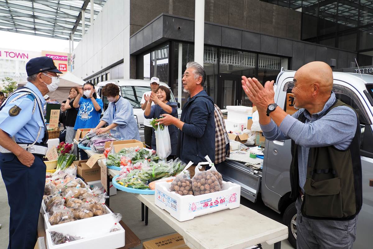 五葉ファームのブースは明るく元気なかけ声も売り
