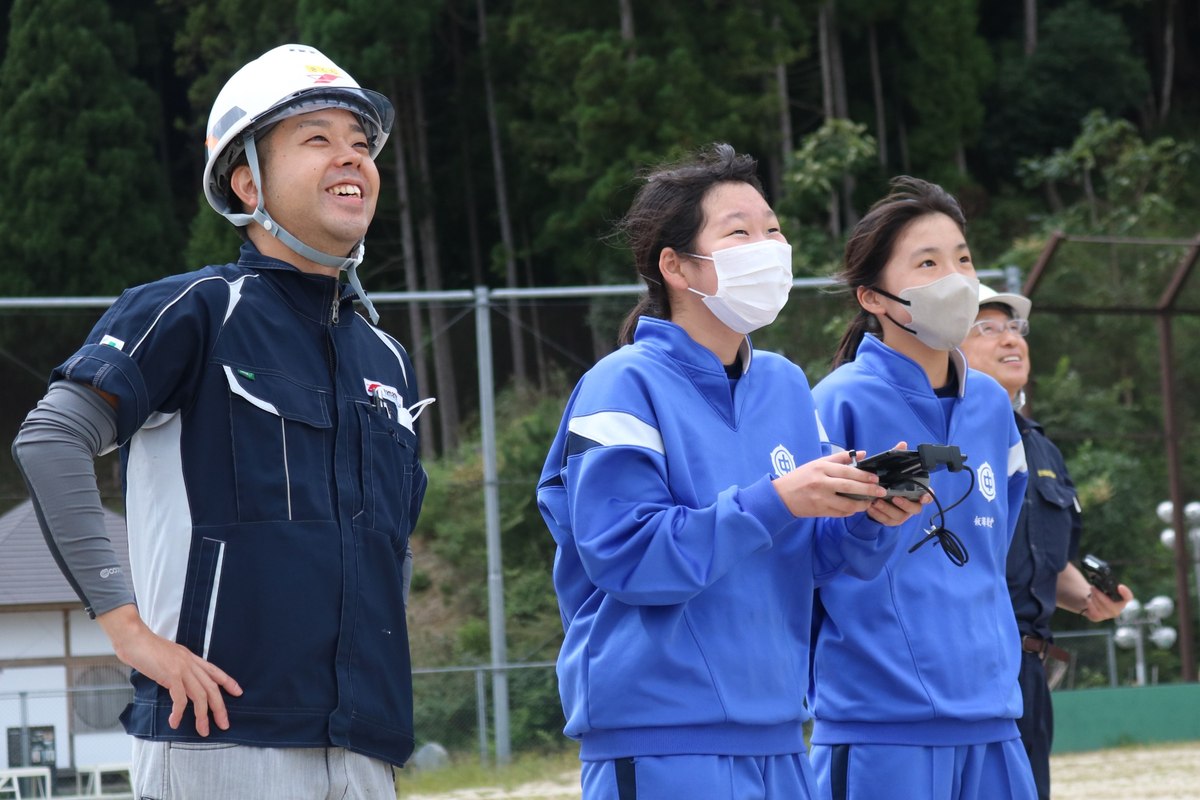 ドローン操作体験。手元のコントローラーを操り、思うような飛行ができると笑みがこぼれた