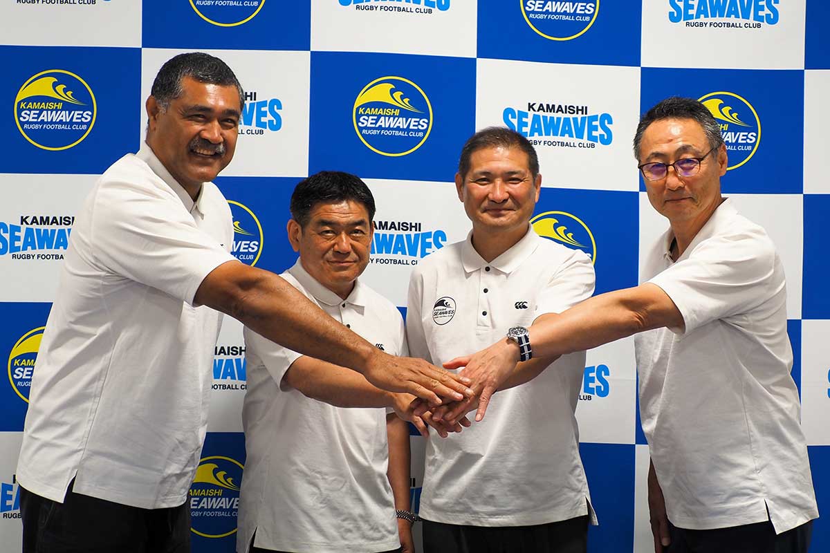 2部復帰へ気持ちを合わせる日本製鉄釜石SWの首脳陣=3日、クラブハウス