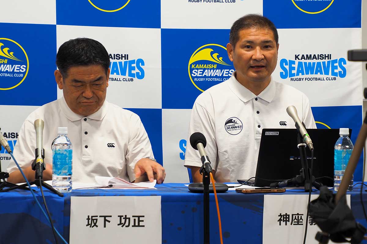 釜石のラグビーを引き継ぐ思いを語る神座義久GM(右)