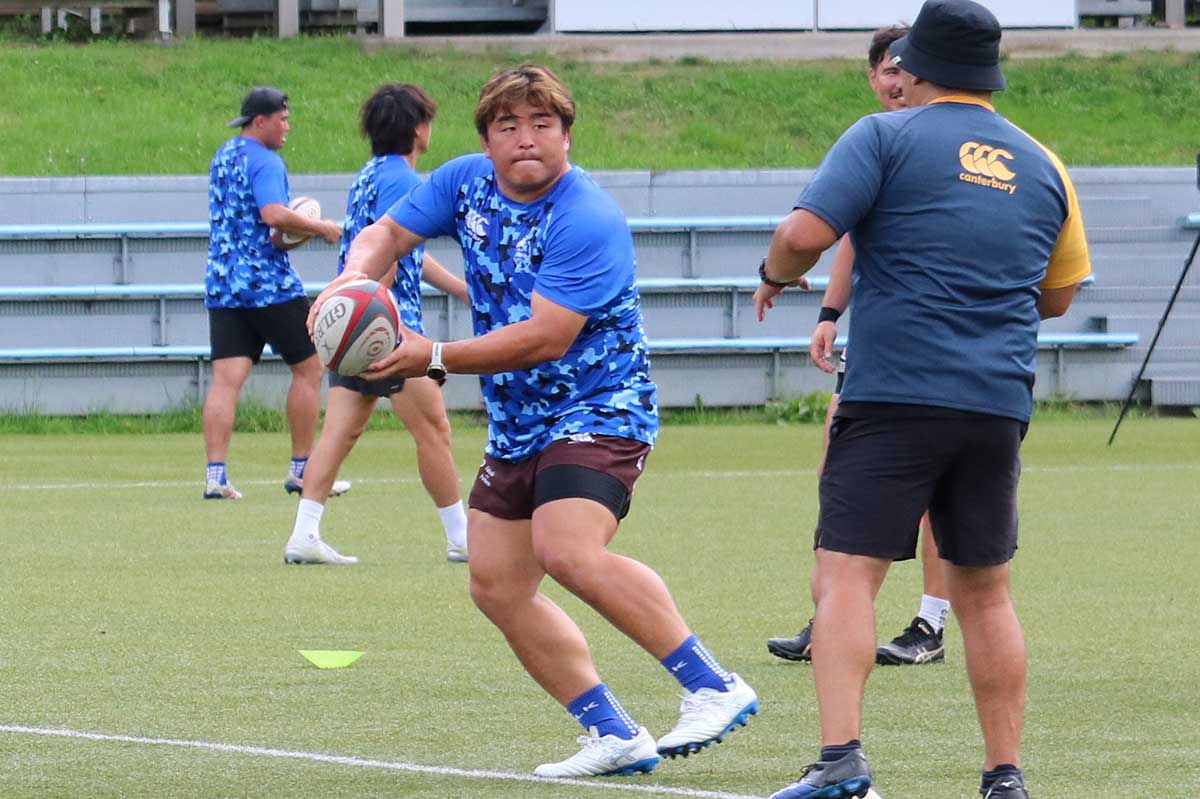 新加入の山川力優選手(中)。「自分の経験を伝え、釜石を強くしたい」と望む