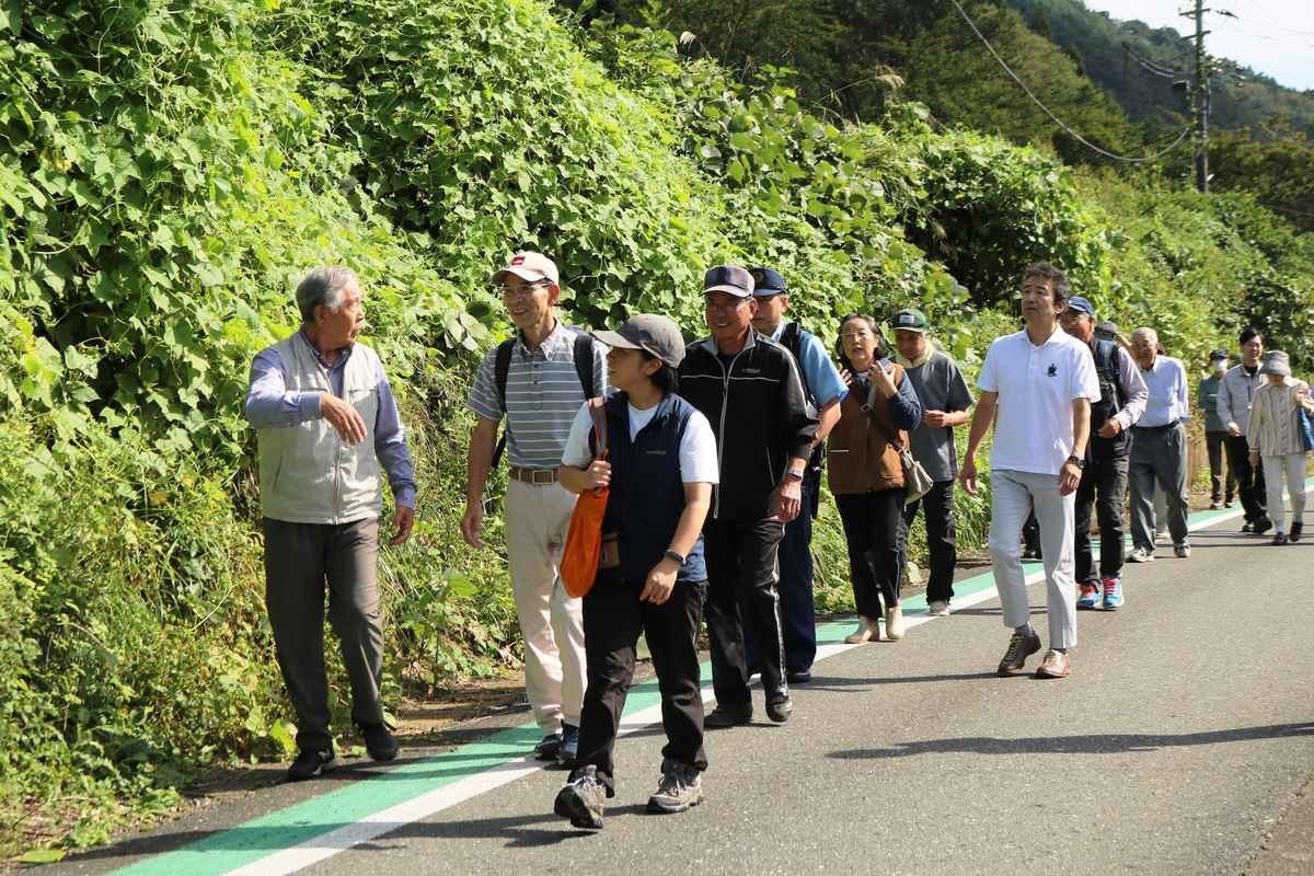 2日目に釜石市甲子町で行われた実地研修。濱口さんと一緒に地域を歩き、クマの誘引物や侵入経路の確認方法を学び、助言を得た
