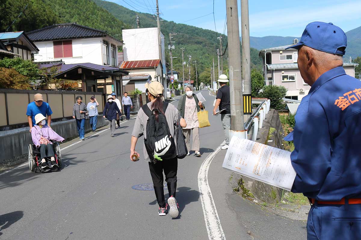 豪雨災害を想定して行われた中小川町内会自主防災会の避難訓練＝12日