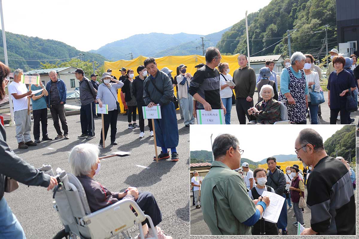 地区の集会所駐車場に集まった避難者の数を班ごとに確認