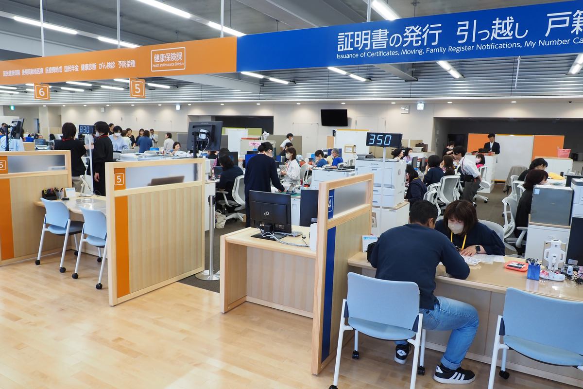 釜石市役所新庁舎で業務がスタート。市民が多く利用する窓口は１階に集中する