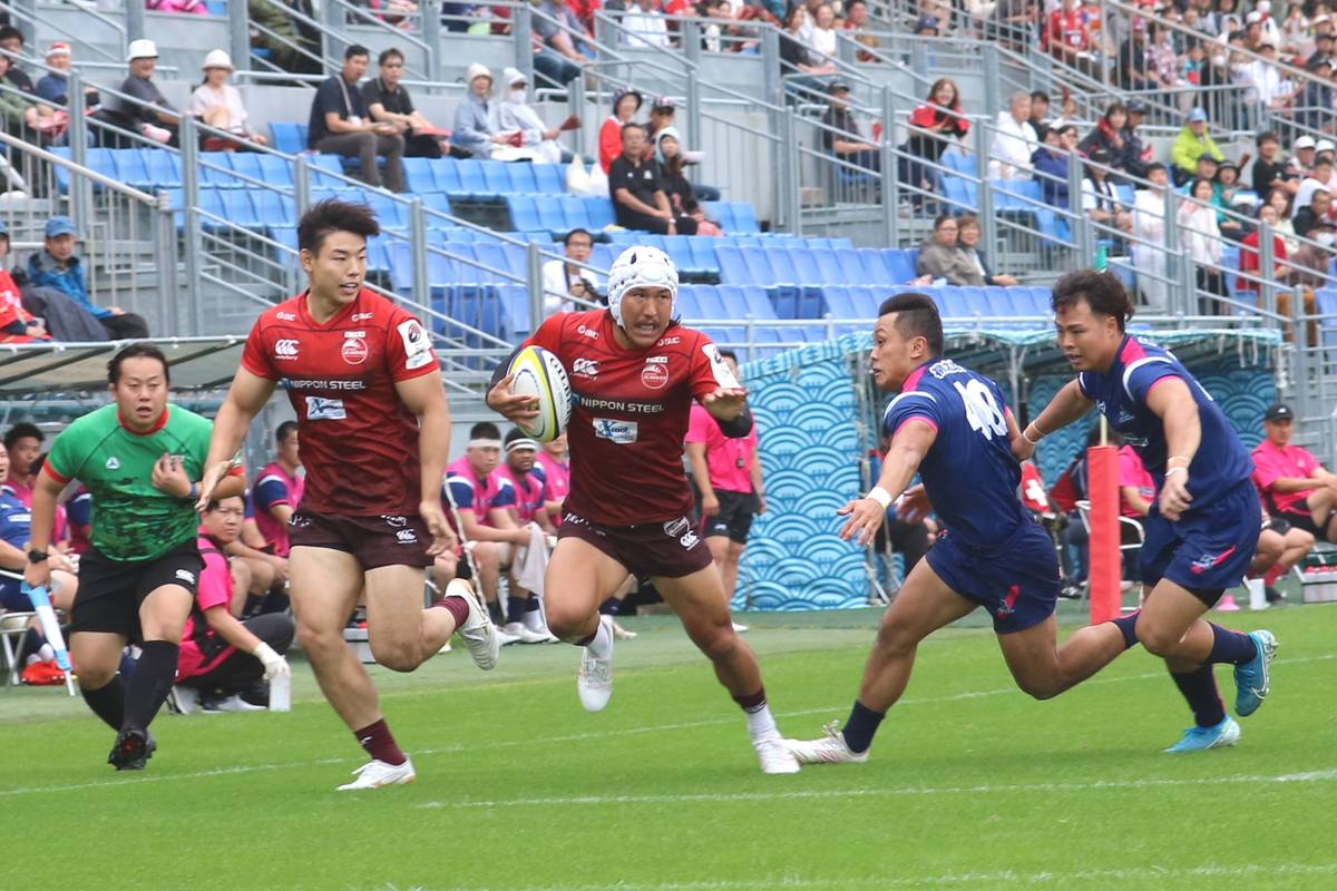 前半2分、フルバック阿部竜二のパスを受けチーム初トライを決めたWTB川上剛右（中央）