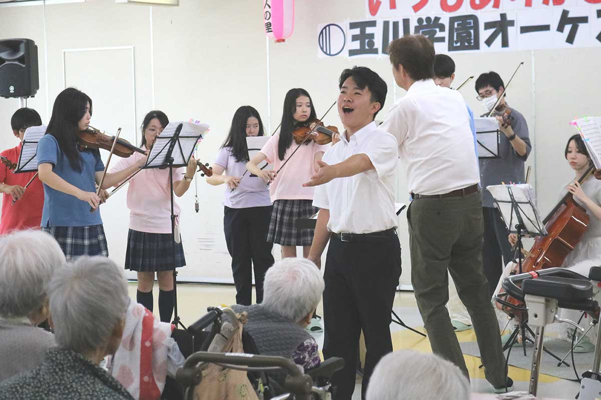 歌との共演も。学園高等部の石川正弥さんがのびやかな歌声で魅了した