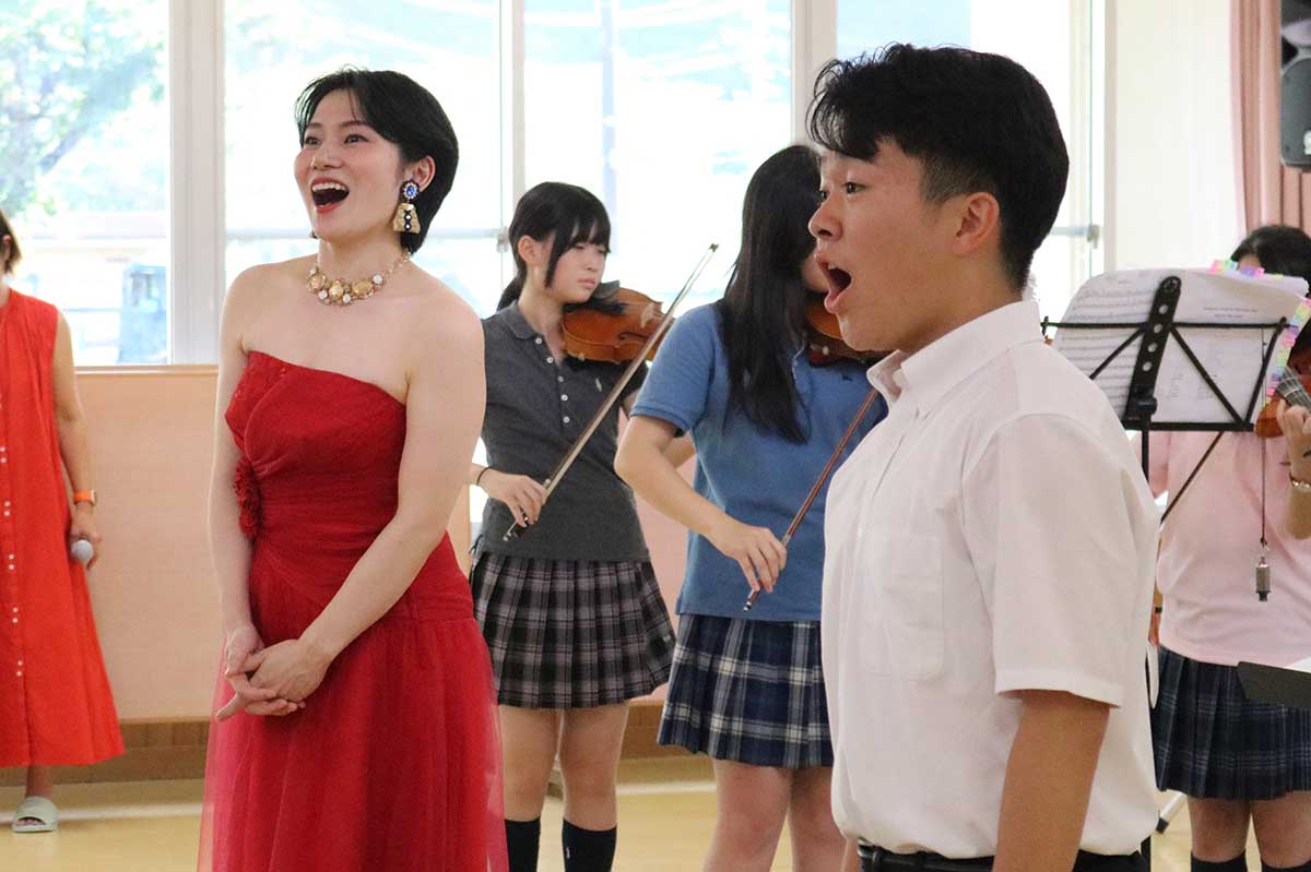 学園出身の伊藤名佳子さん（左）、石川さんで「浜辺の歌」を披露。会場では涙をにじませながら聞き入る人も