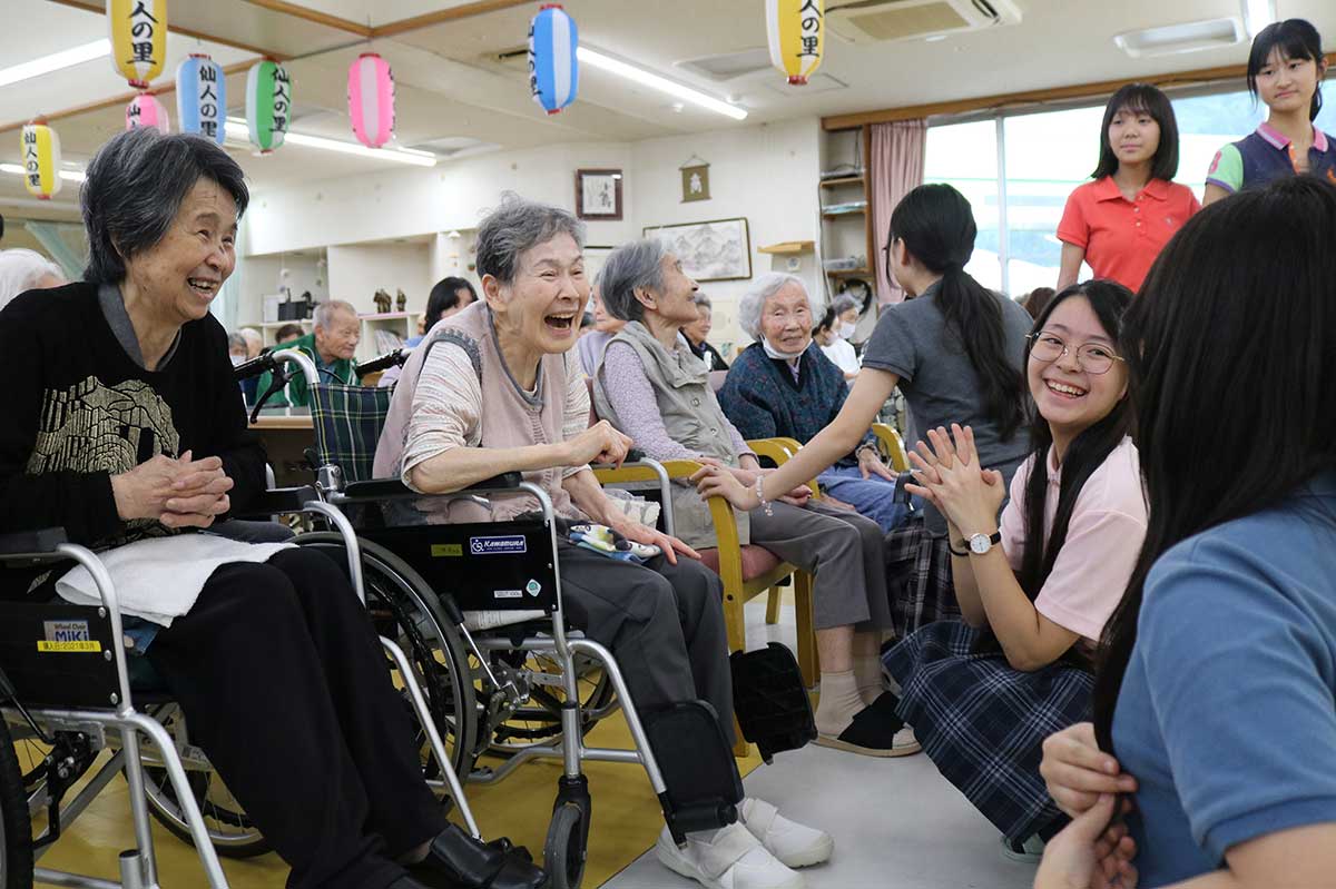 楽しい触れ合いで、互いに元気をもらい合った