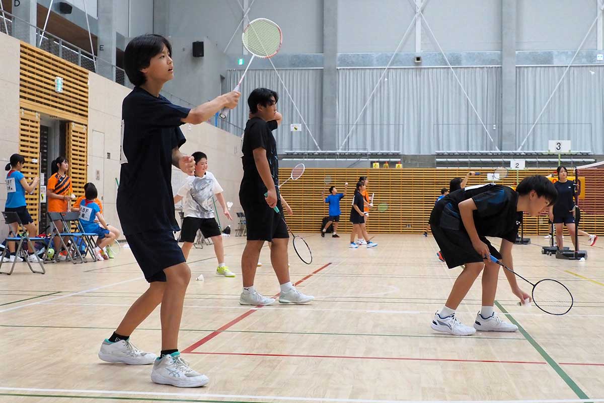 コート上で60人の中学生が伸び伸びとプレー