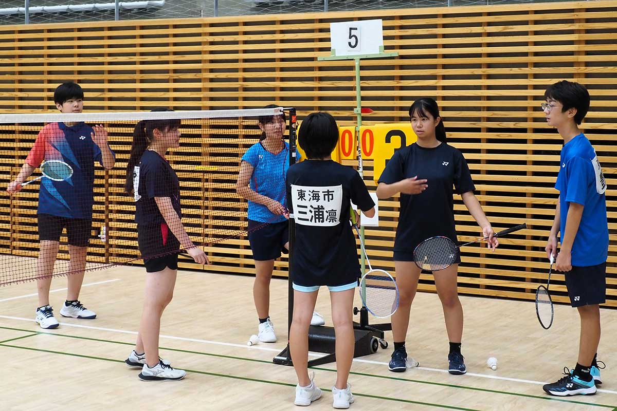 チームで集まって意見を伝え合ったりして友情を育む