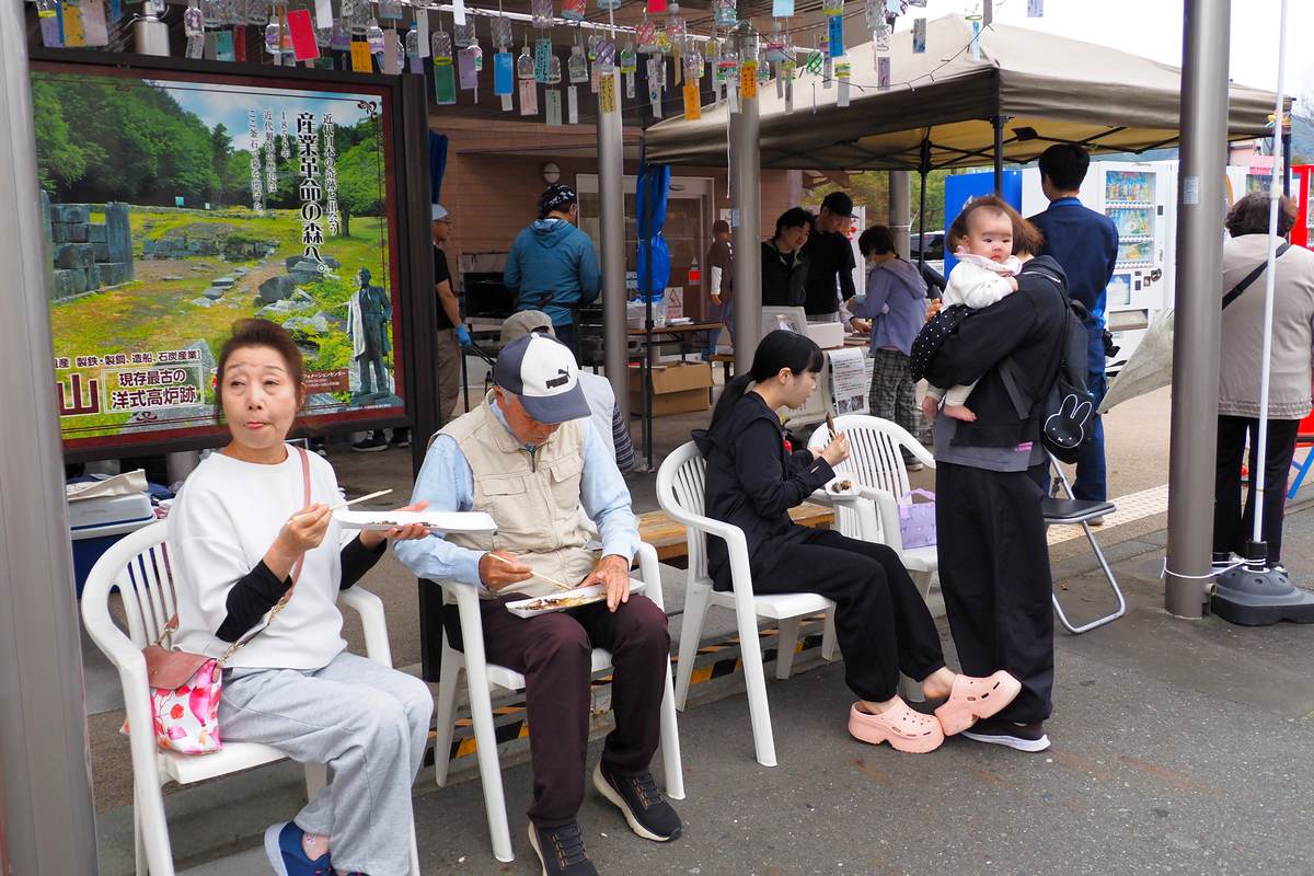 清流で育まれたアユの味わいを楽しむ来場者