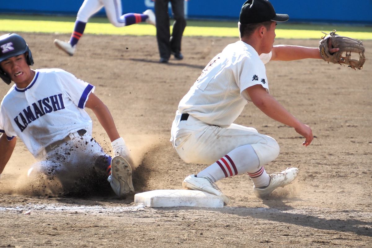 釜石は果敢なスライディングで塁を狙う