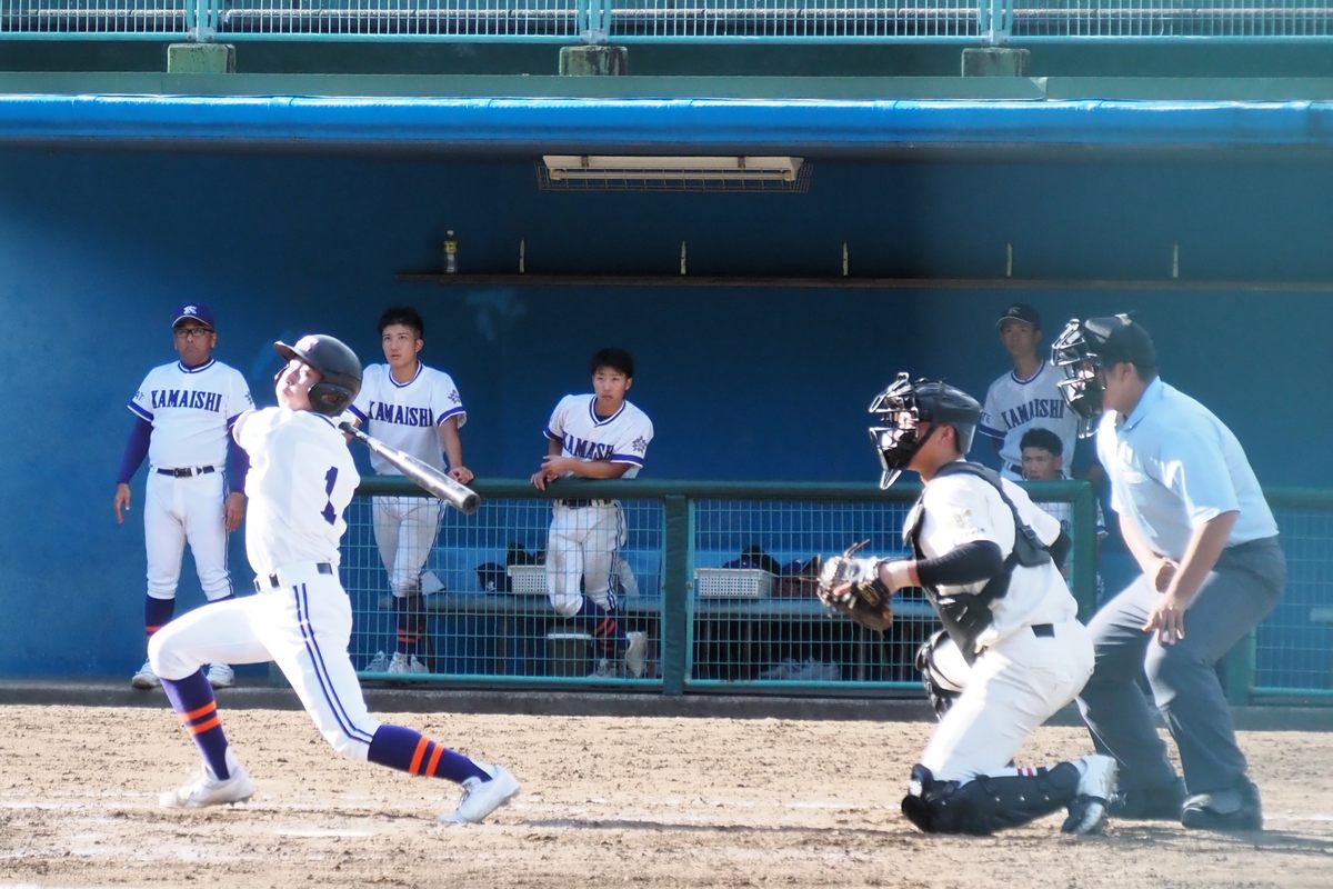 一塁側の釜石ベンチ。菊池暁監督（左奥）らが見つめる