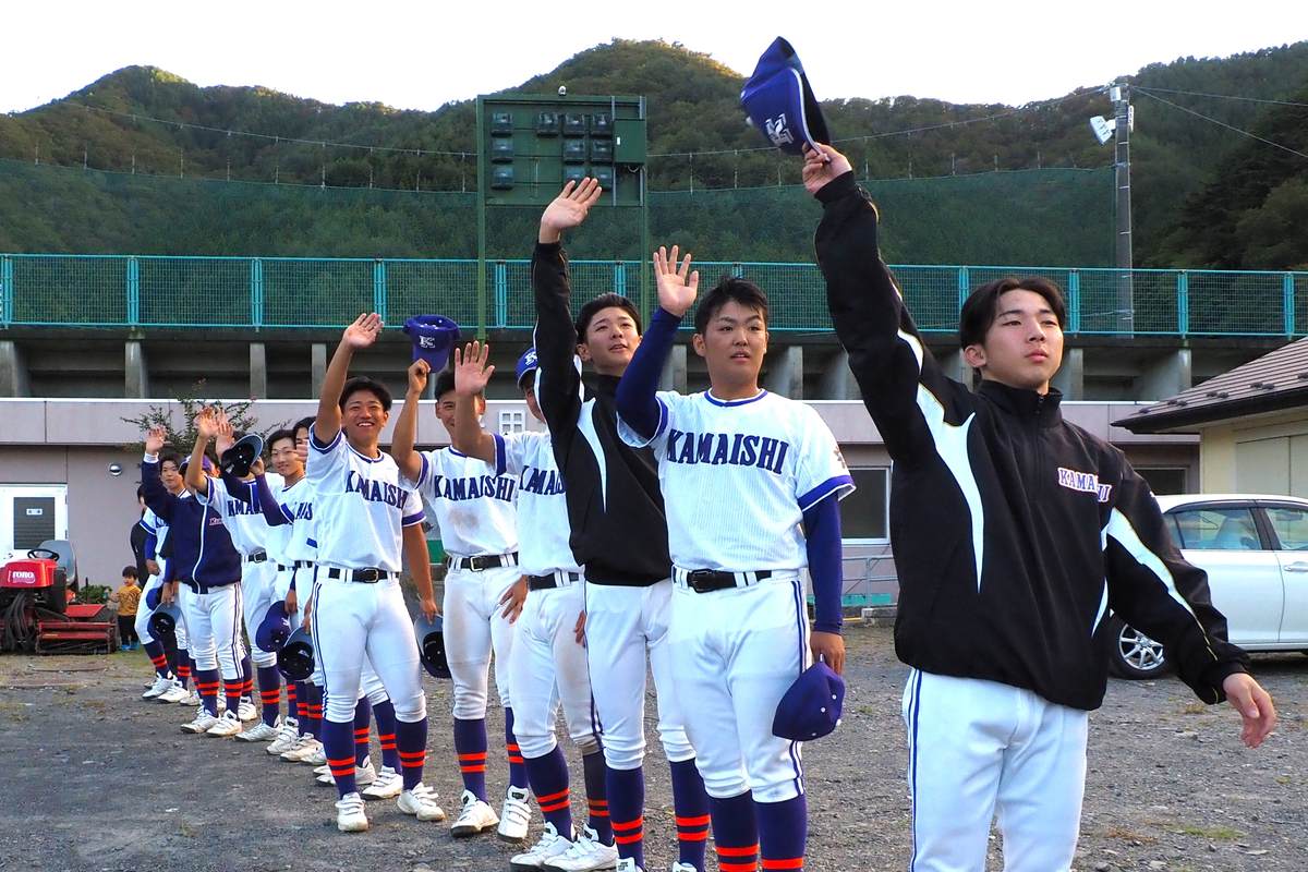 試合後に一関学院の選手を見送る釜石高野球部