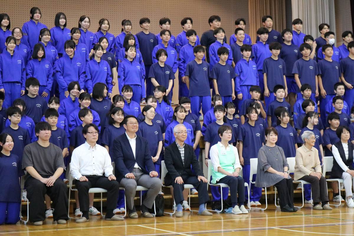 授業をしてくれた地域の先輩方と記念写真に収まる甲子中の生徒ら
