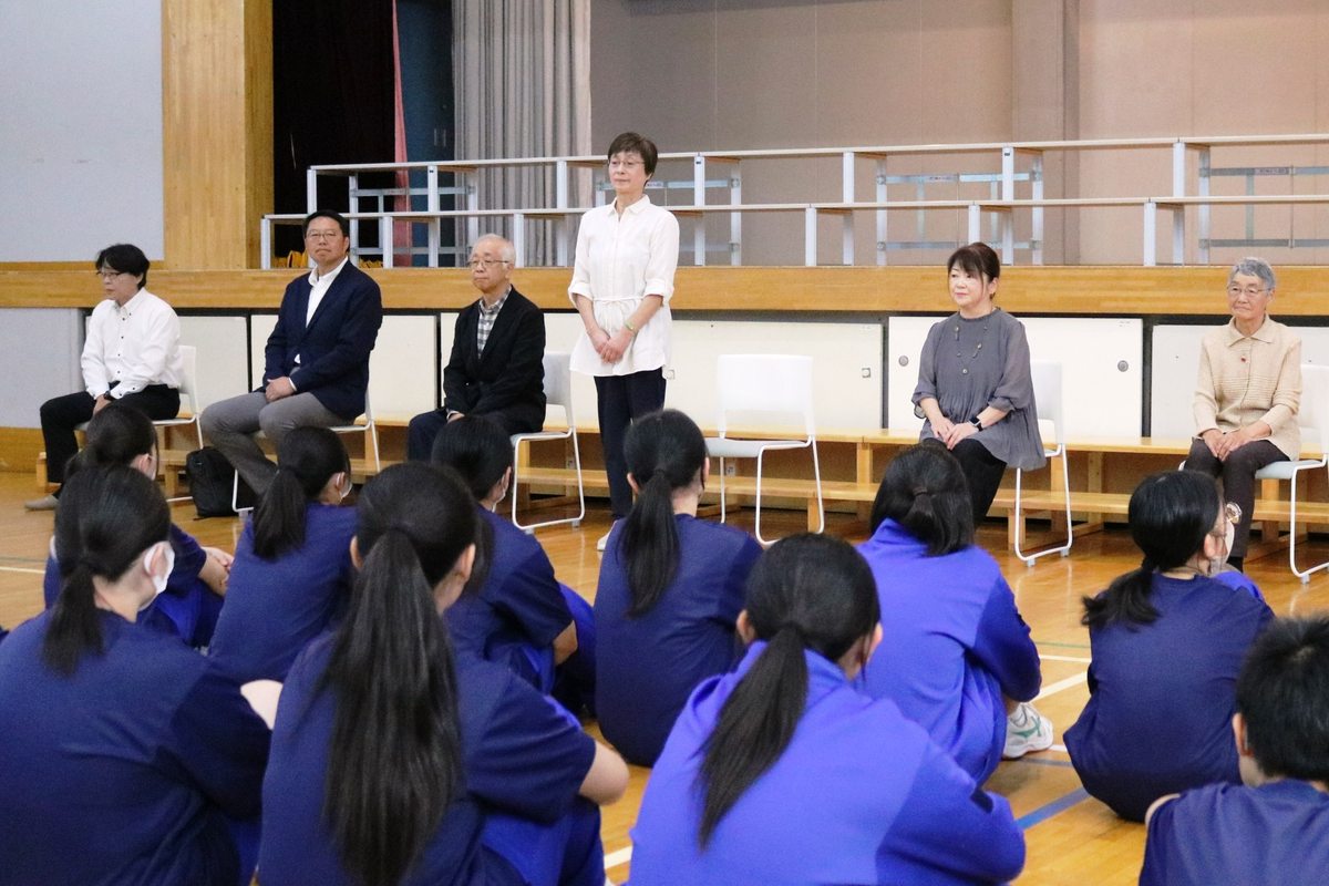 はじめに体育館で講師6人が紹介された。生徒はどんな話が聞けるか期待感を高めた