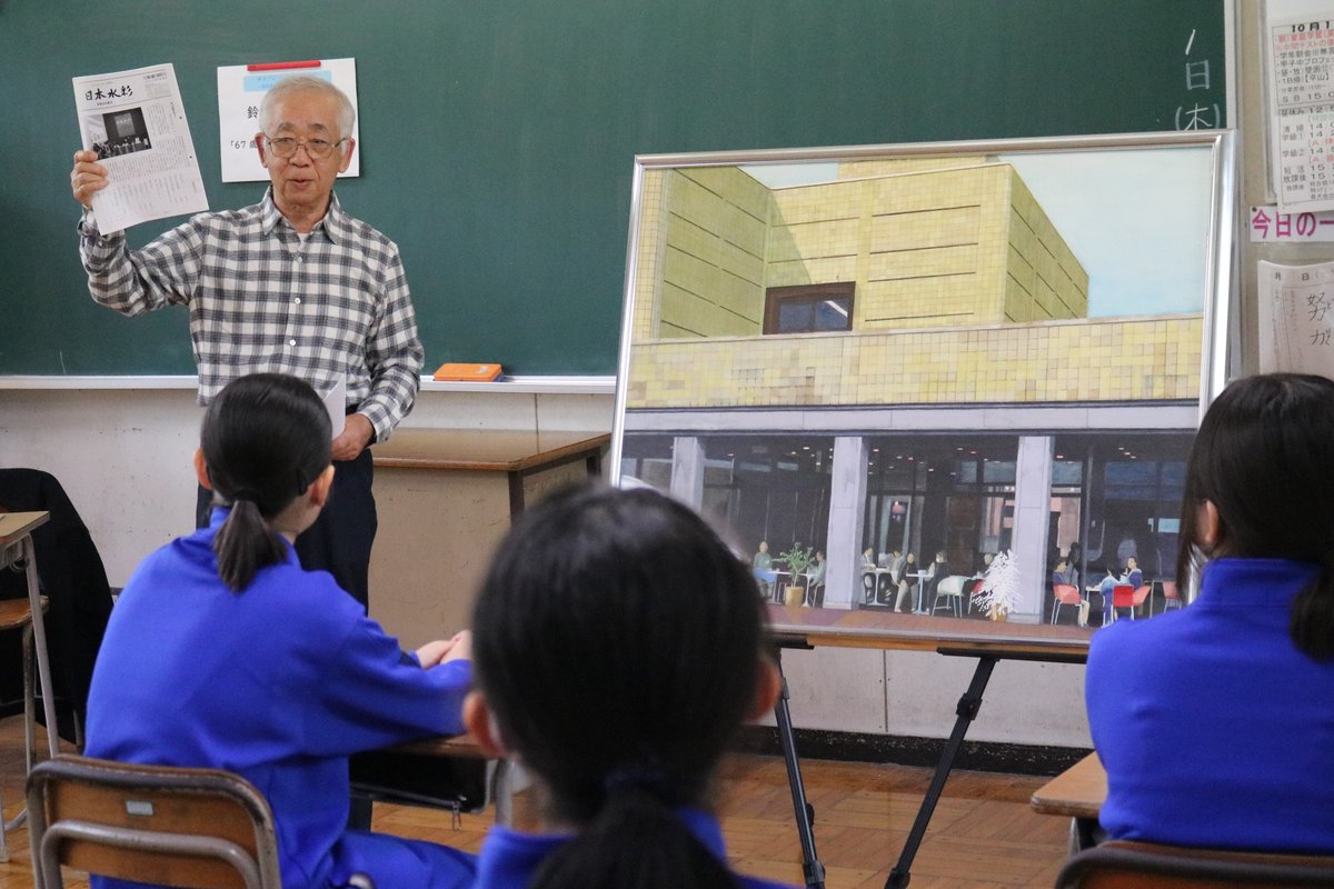 67歳から水彩画を始めた鈴木光幸さんは入選作品を見せながら、絵画を始めた動機や魅力などを伝えた