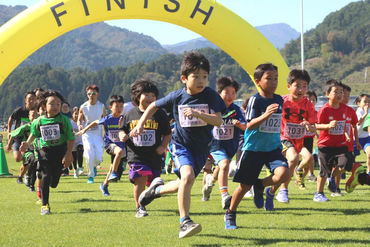 1.15キロ(スタジアム外周)の部のスタート。勢いよく駆け出す小学校低学年児童